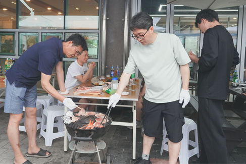 BBQ를 준비하는 임직원