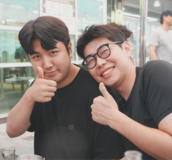 워크샵에서 기념 촬영하는 임직원
